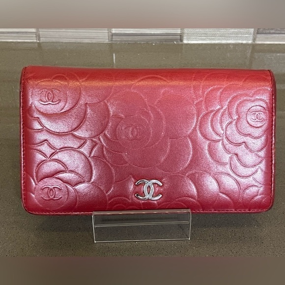CHANEL Retired Camellia Lambskin Red Wallet w/ Box Dust Wrap and Authentic Card - Picture 1 of 13